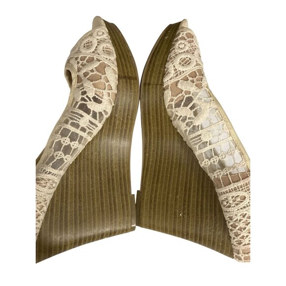 American Eagle Women's Size 9W (Wide) Cream Lace Peep Toe Wedge Heels shoes READ - Picture 5 of 7